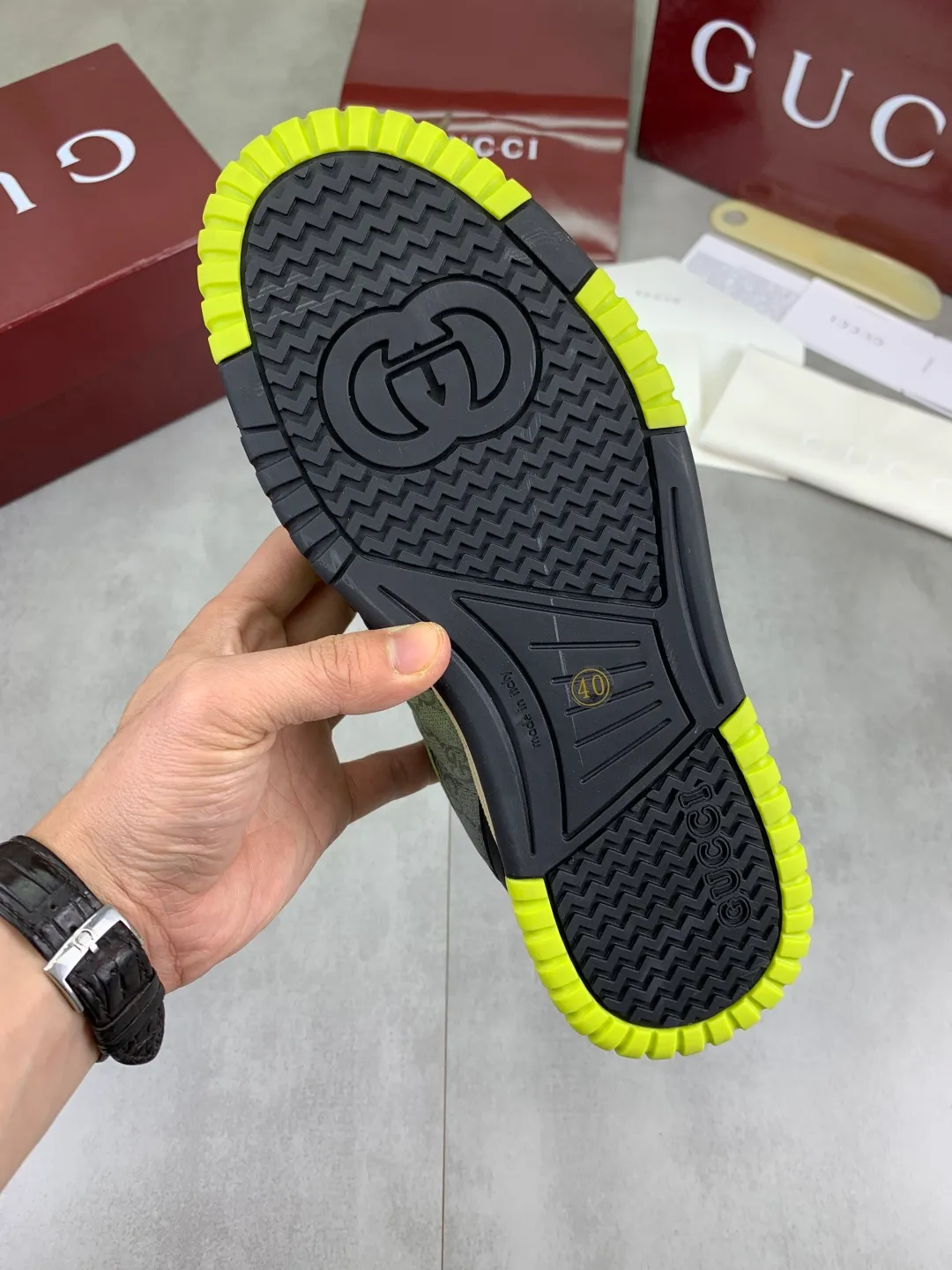 Men's men's shoes 💰P542 new Gucci Gucci couple 🧑‍🤝‍🧑 autumn and winter low-end catwalk casual sneakers, top version! Oil edge craftsmanship. New model for early spring, creating a perfect style, cool and sassy, ​​c-position fashionable wear, classic shoe style with retro and futuristic feel, showing exquisite texture! Open mold to customize high-density outsole. Comes fully packaged. Code number: 40-45 Fabric: Imported calfskin punching Lining: Imported original sheepskin lining